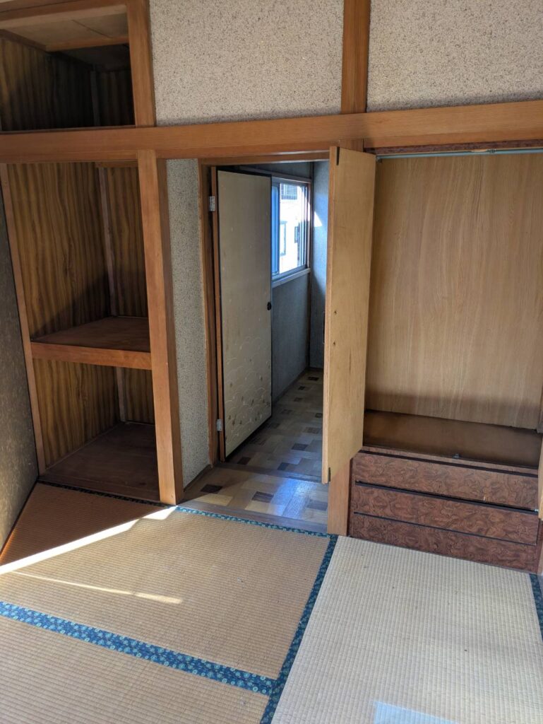 作業後の2階の和室。物入れと引き出しの中まで空になった状態