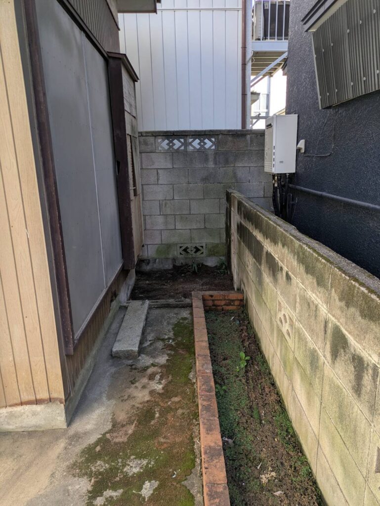 作業後の家の横の通路。置かれていた物がなくなった状態