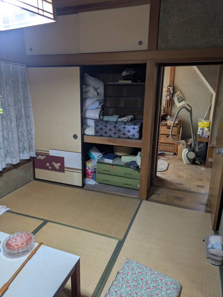 作業前の1階の和室。押し入れに布団や衣装ケースが詰まっている