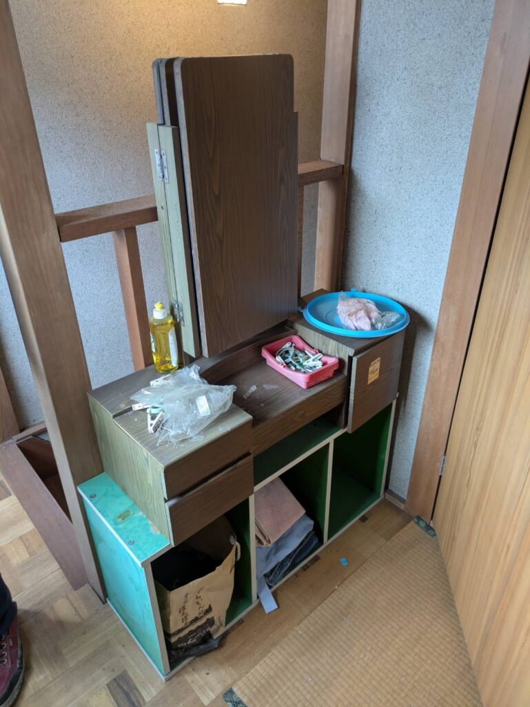 作業前の2階の階段まわり。棚や小物入れが置かれている