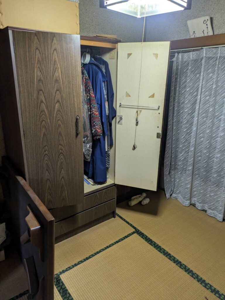 作業前の2階の和室。洋服ダンスに衣類が残っている