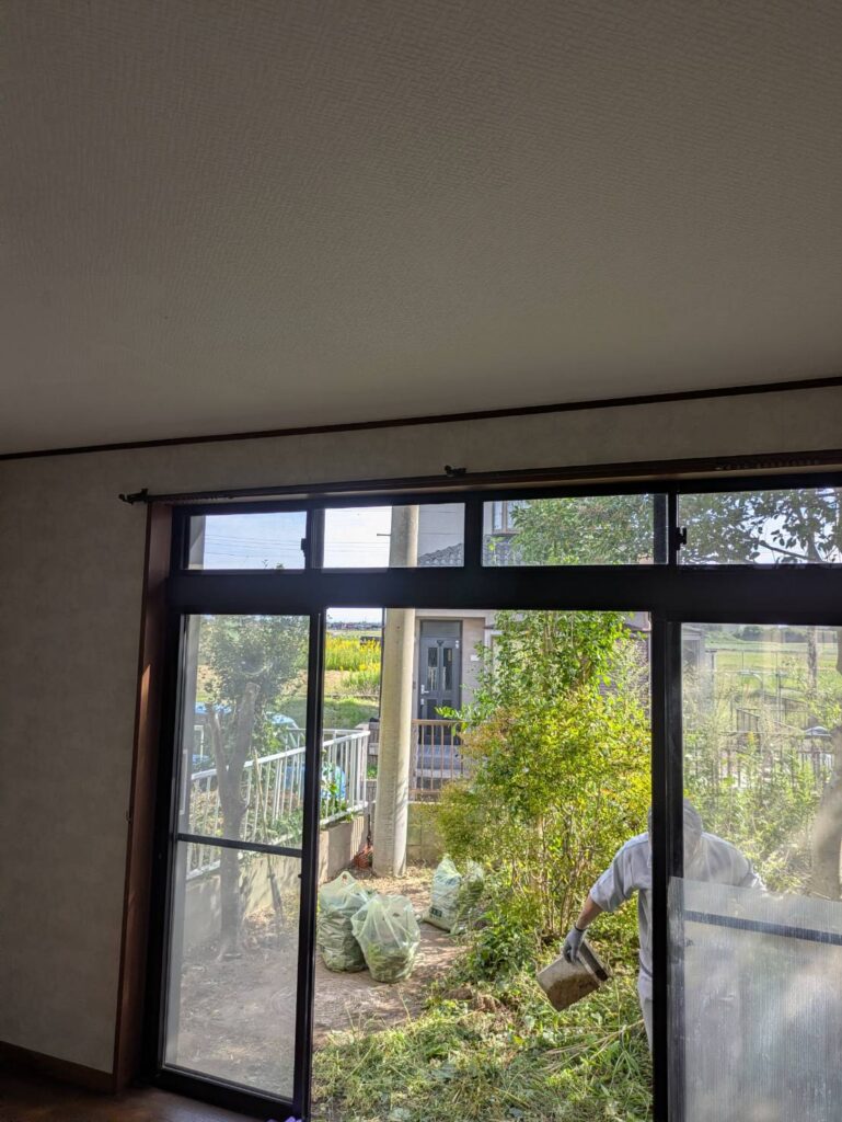 東金市山口の戸建て 作業後の部屋。庭では回収した物を袋にまとめて積み込んでいる