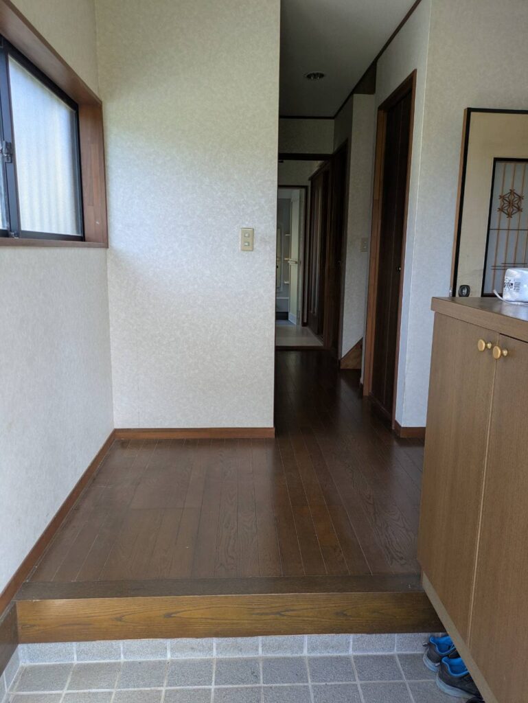 東金市山口の戸建て 作業後の玄関。家具がなくなり空になった