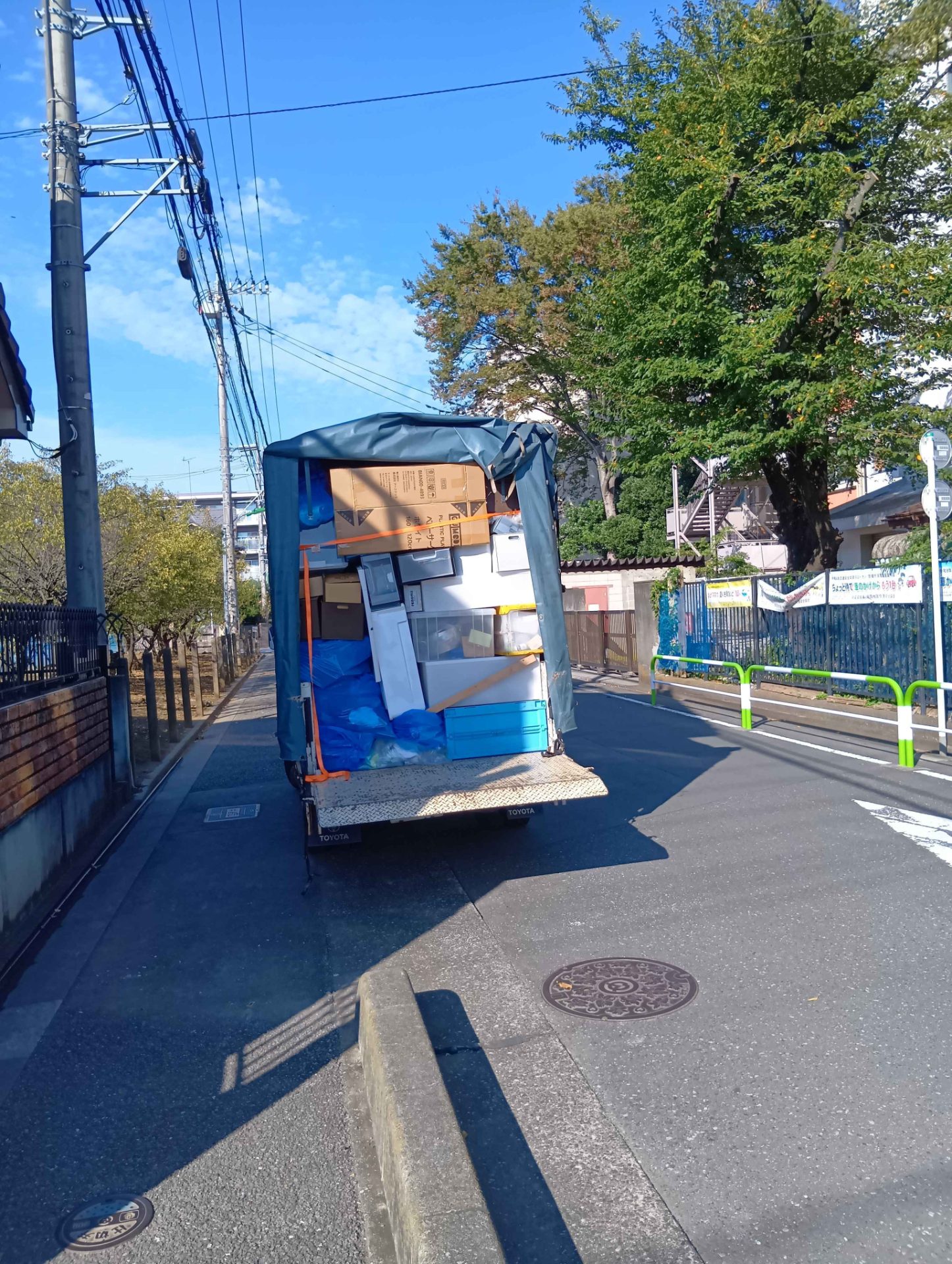 袋とコンテナを積み込んだトラック