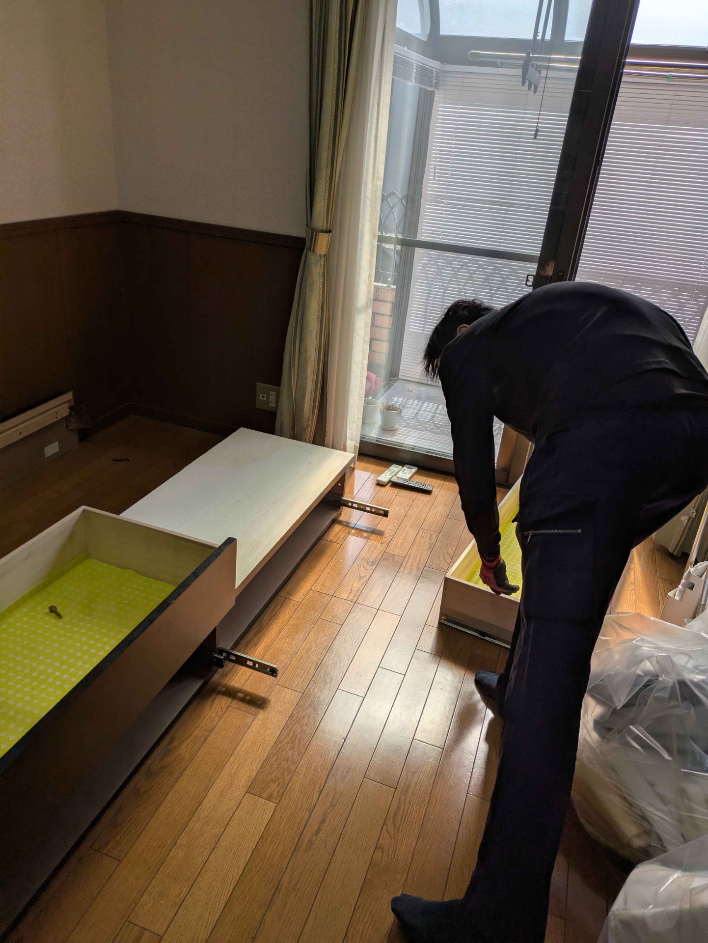 収納ベッドの引き出しをすべて抜いてから運び出す準備