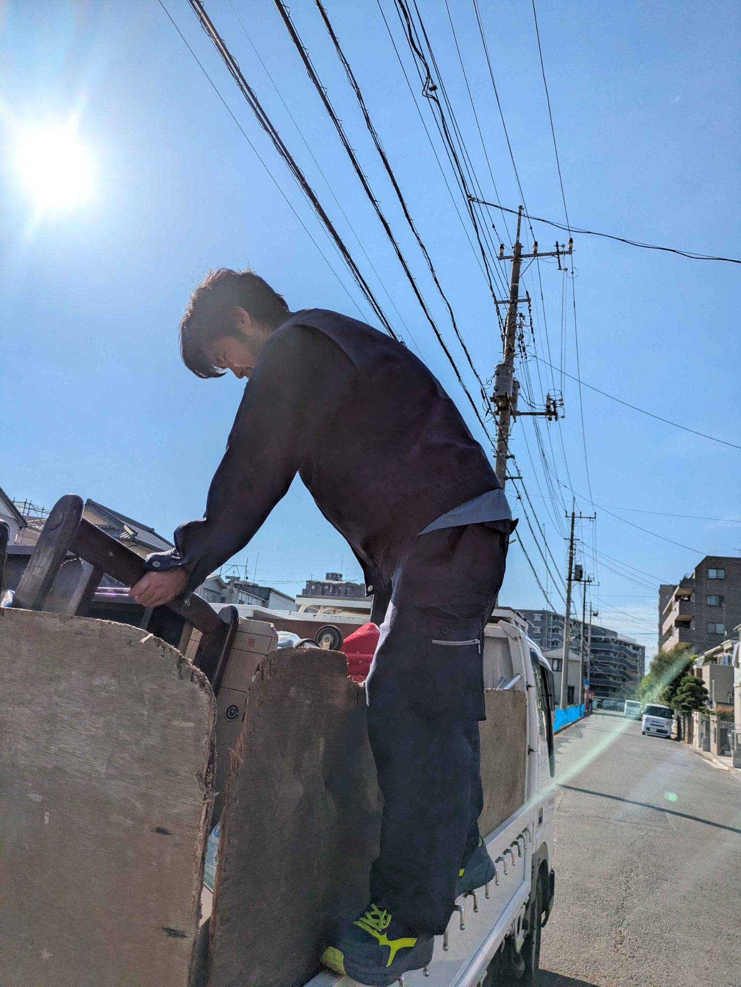 荷台の上で家具を隙間なく並べて積む様子