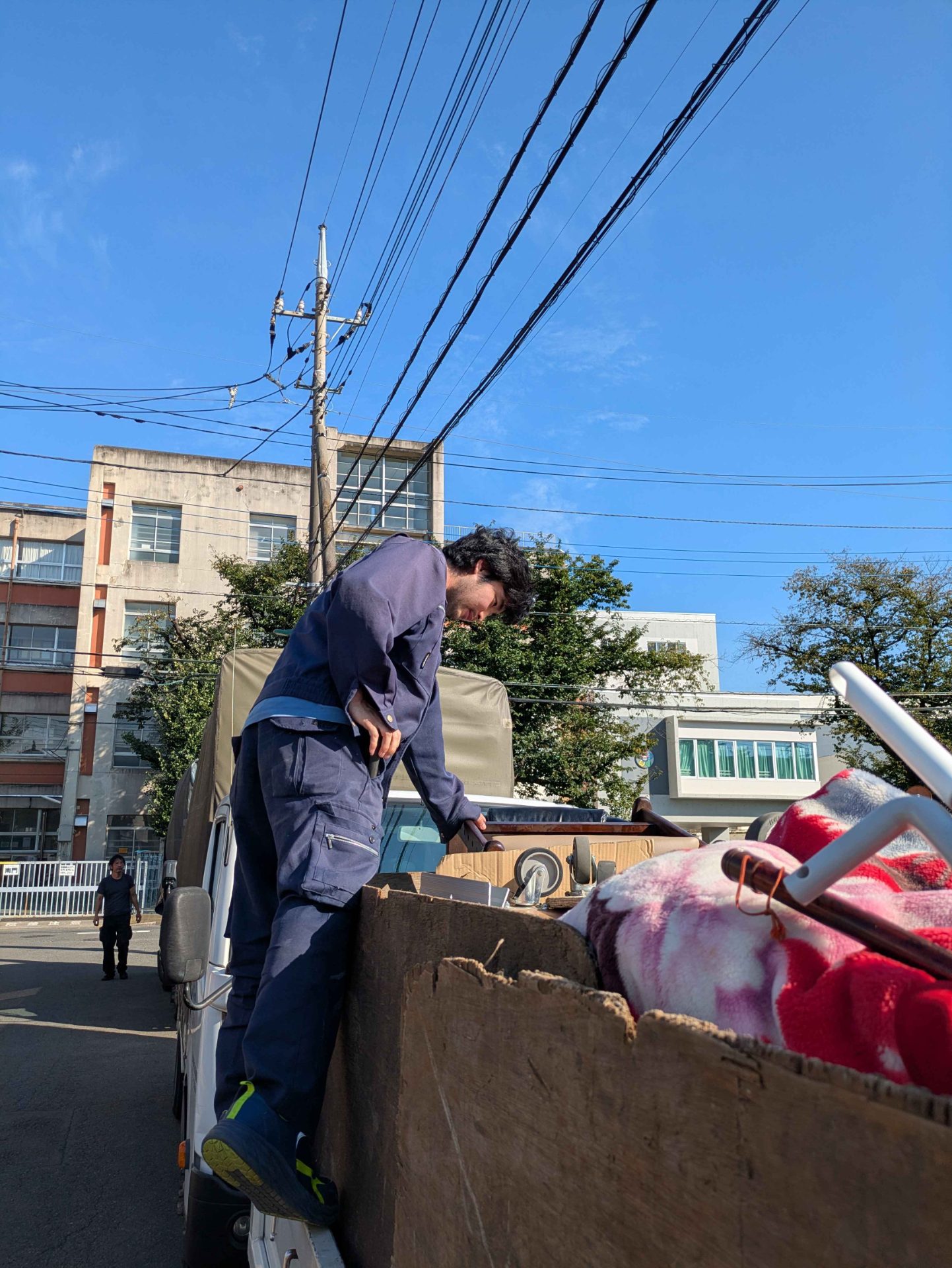 トラックの荷台で回収した家具や布団を積み込む