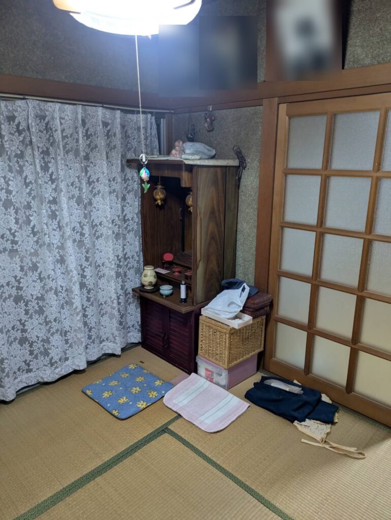 作業前の1階の和室に残っていた仏壇(遺影はぼかしています)