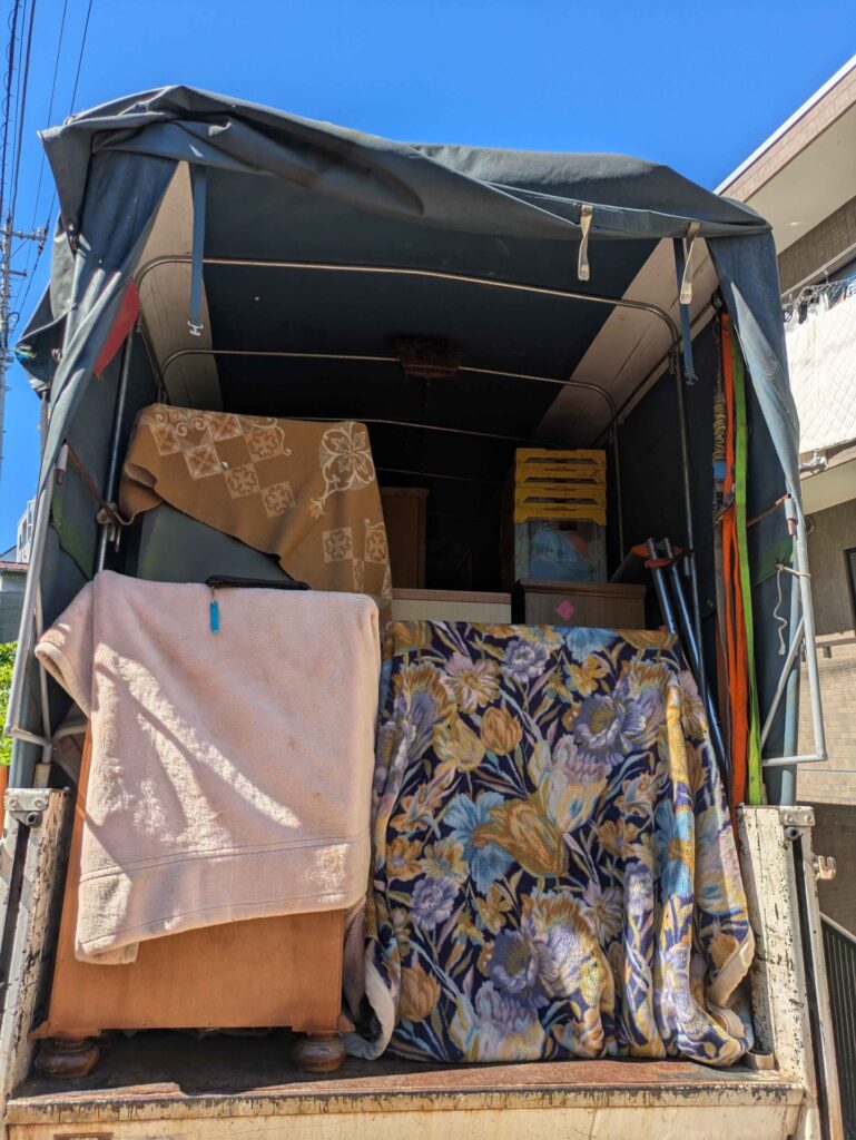 家具や布団を積み込んだトラックの荷台