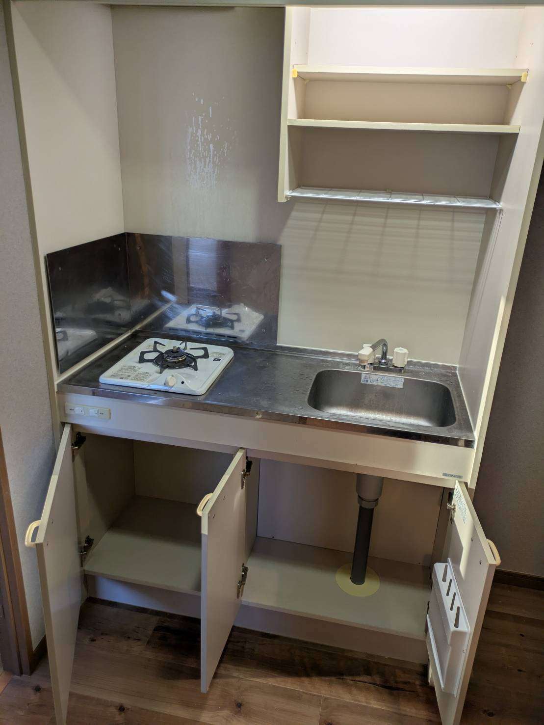 回収後のキッチン。シンク周りの小物がなくなった状態