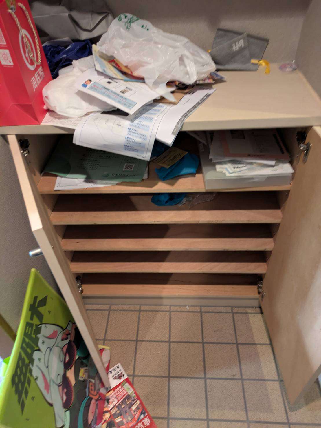 回収前の下駄箱。雑誌や袋類が残った状態