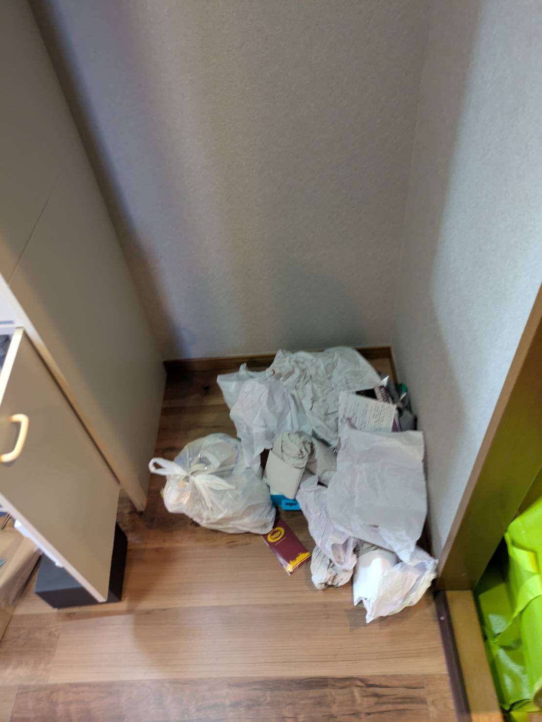 回収前の玄関収納の足元に残った袋類