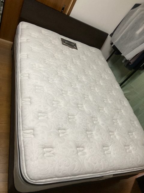 2階から搬出したベッドとマットレス
