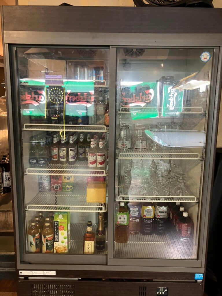 飲料が入った業務用リーチインショーケース