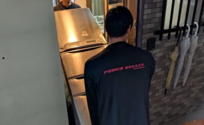 玄関ドアの幅に合わせて冷蔵庫を傾けて搬出