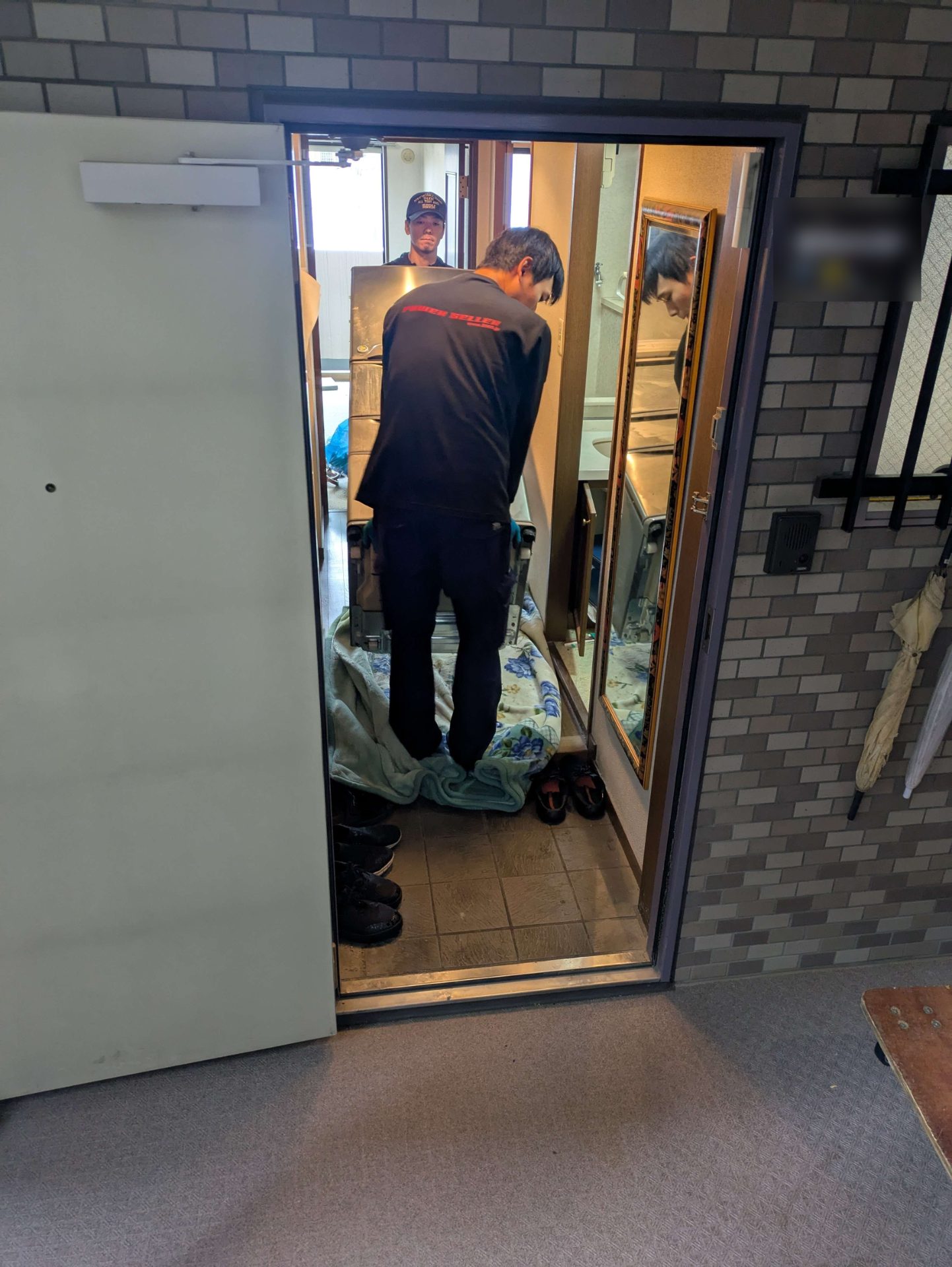 玄関の床に毛布を敷いて搬出経路を養生