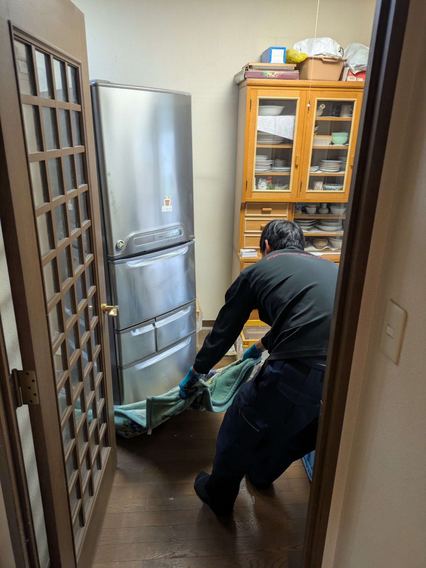 キッチンに置かれた扉が5つある大型冷蔵庫(府中市の作業事例)