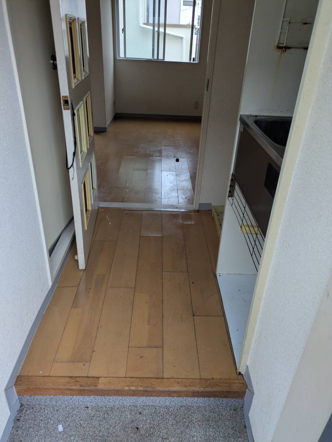 回収後の廊下とキッチン。空室になった状態