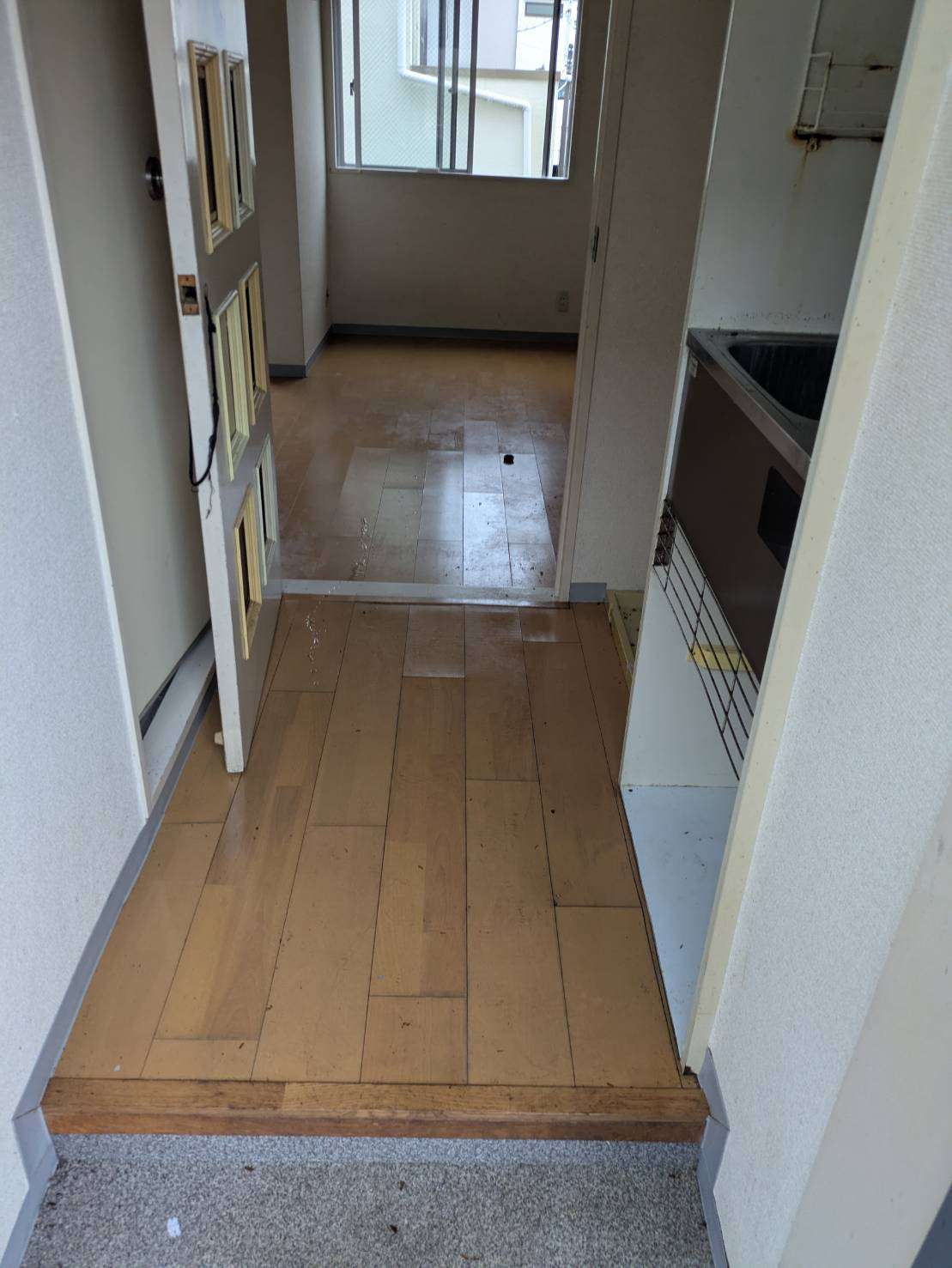 回収後の玄関から洋室方向。カーテンも外した状態