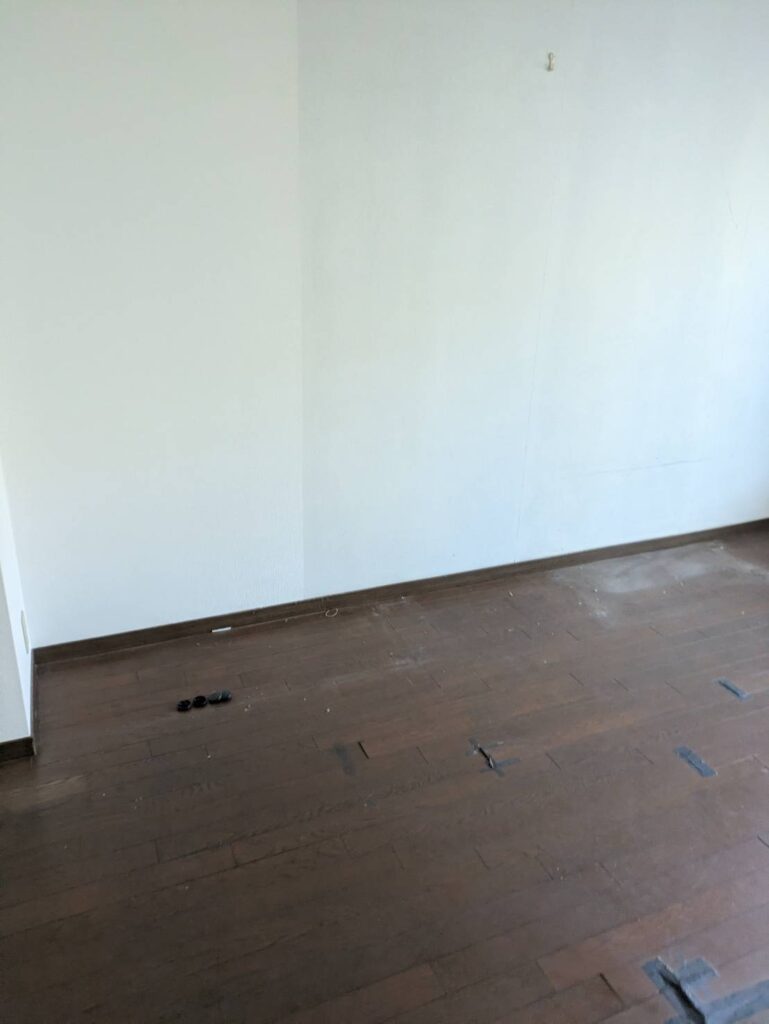 作業後:洋室のキャビネットとテレビ台を撤去