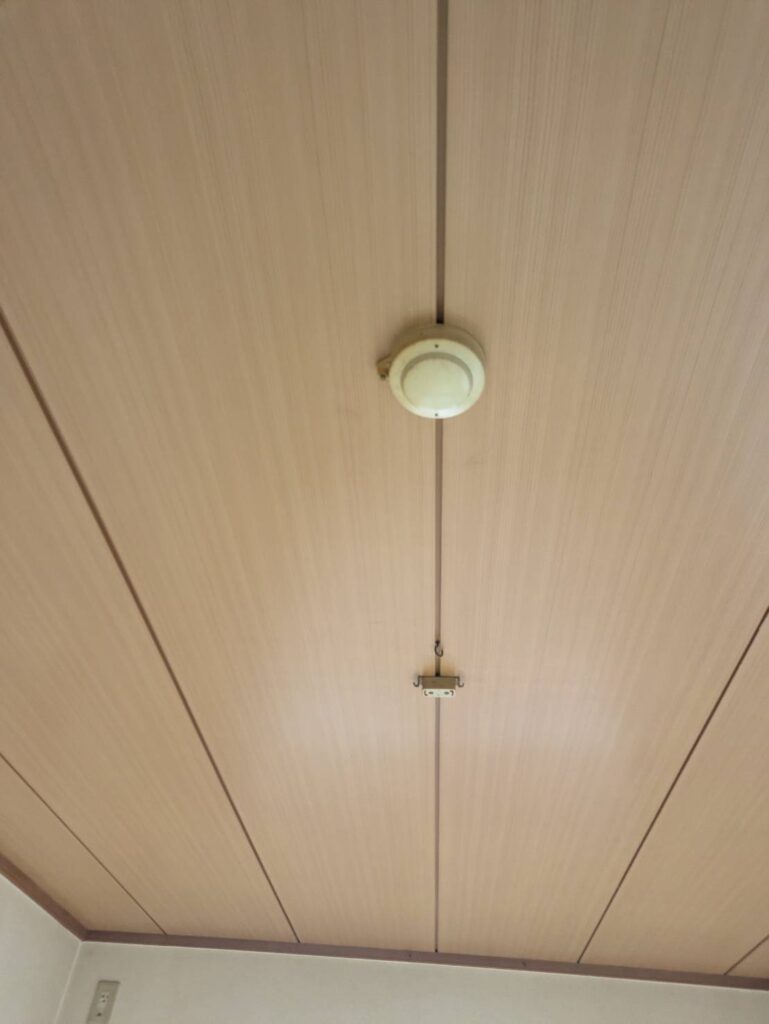 照明を取り外した後の天井(和室)