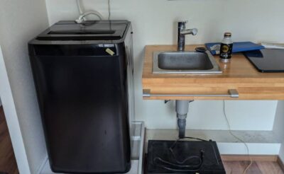 作業前:洗濯機と電子レンジが残されたキッチンまわり(港区赤坂)