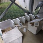 作業前：建物脇の共用スペースに置かれた収納かごや棚板（港区白金台）