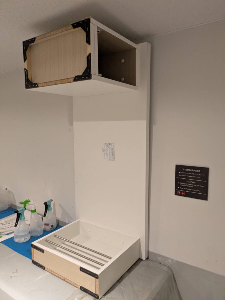 作業前：屋内のごみ置き場に置かれた吊り戸棚と引き出し