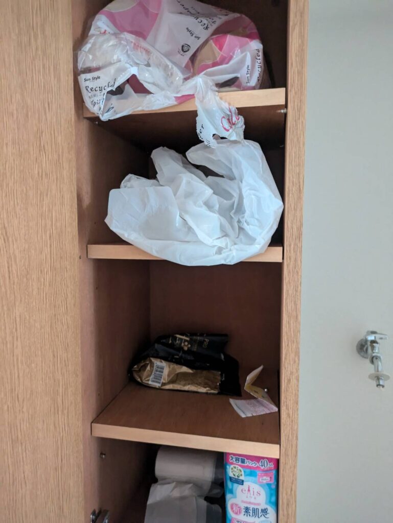 作業前：靴箱に残された袋や日用品（中野区野方）
