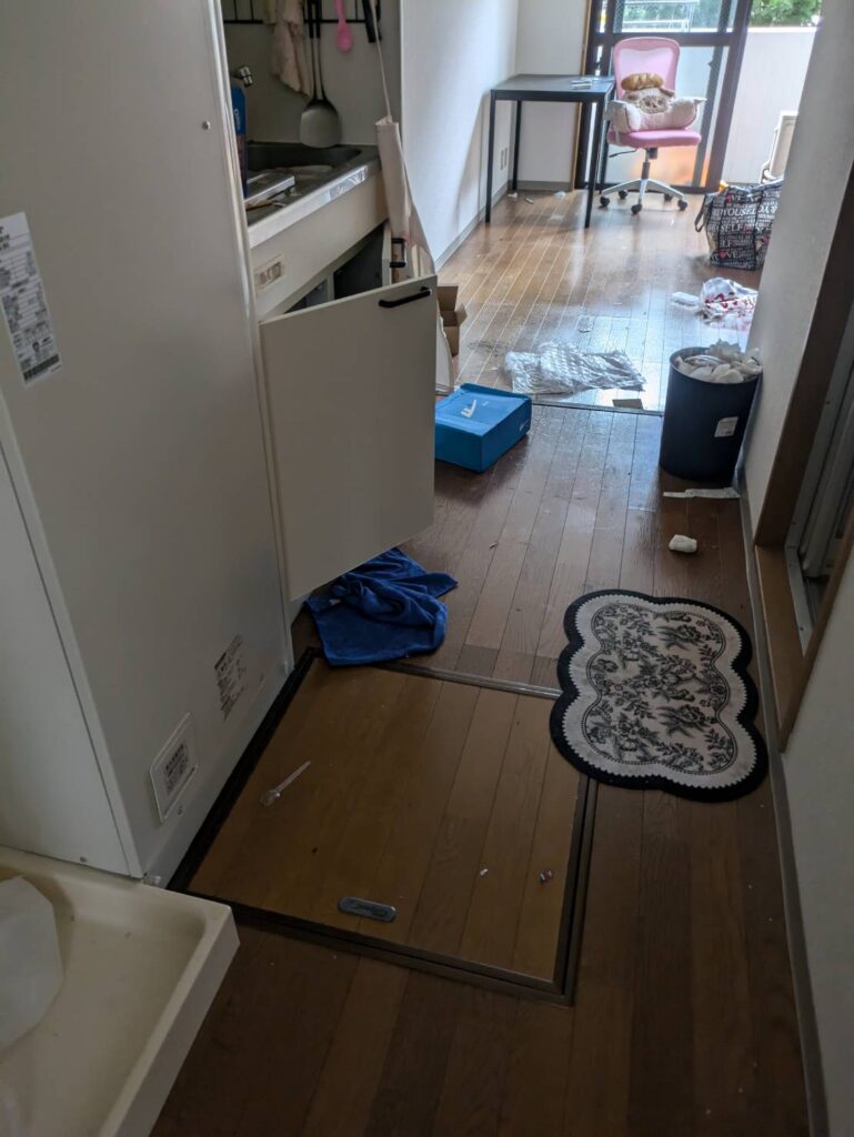 作業前：玄関から見た廊下とお部屋