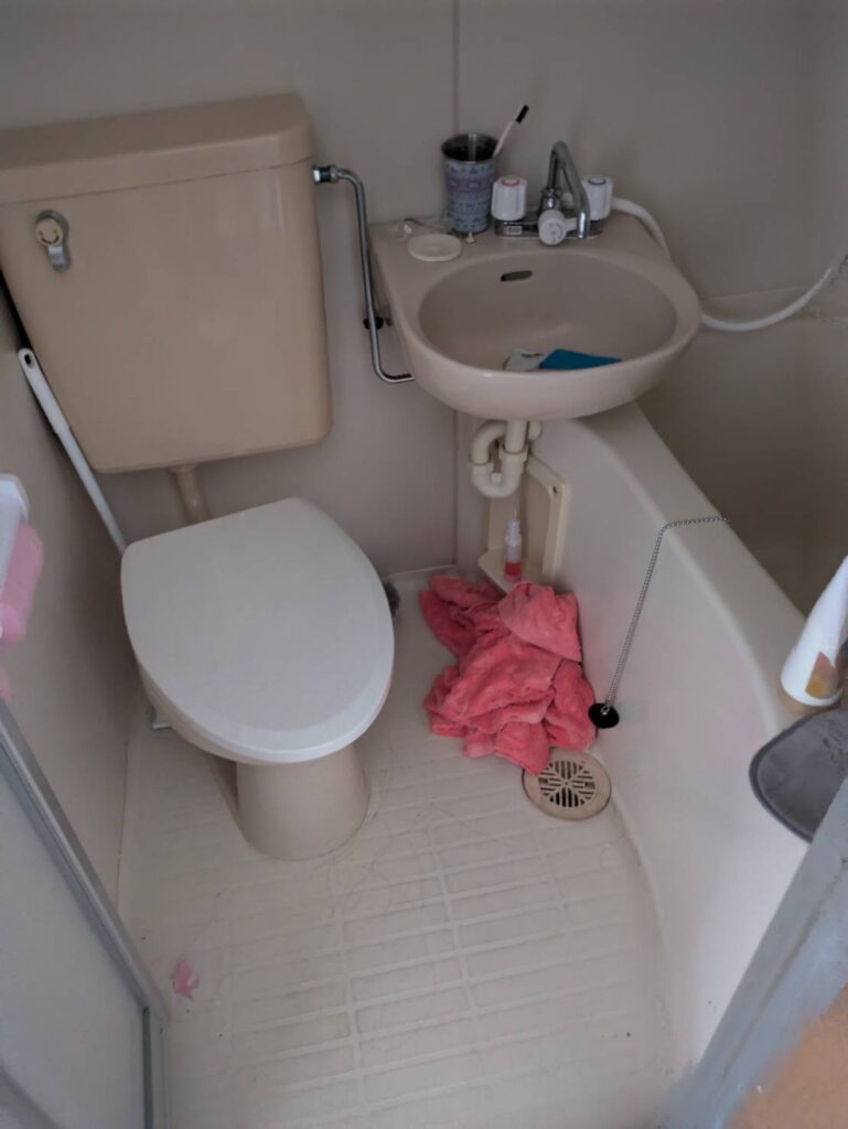 作業前：ユニットバスに残された日用品
