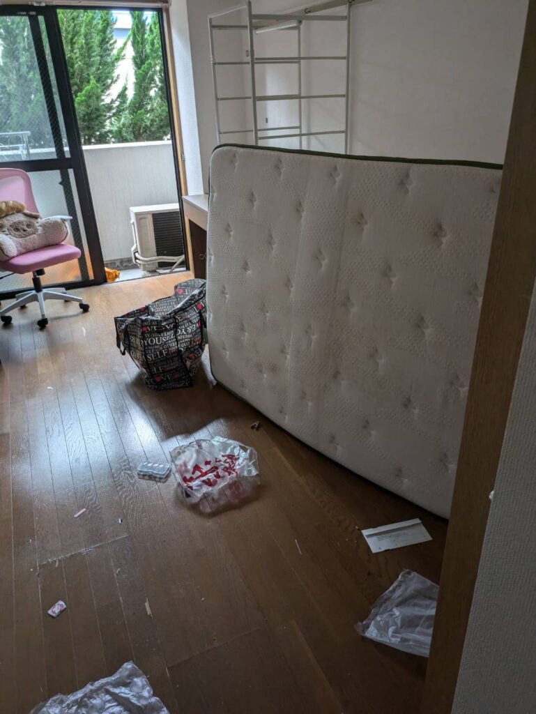 作業前：マットレスやオフィスチェアが残されたお部屋