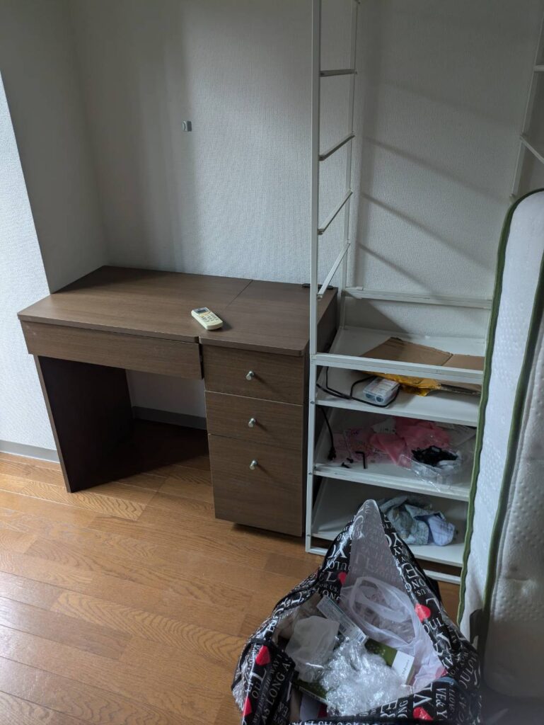 作業前：デスクとスチールラック