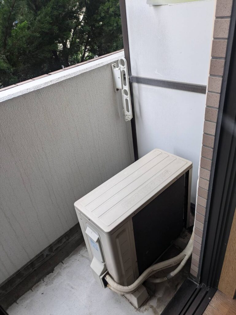 作業後：エアコンの室外機はご依頼どおり残しています