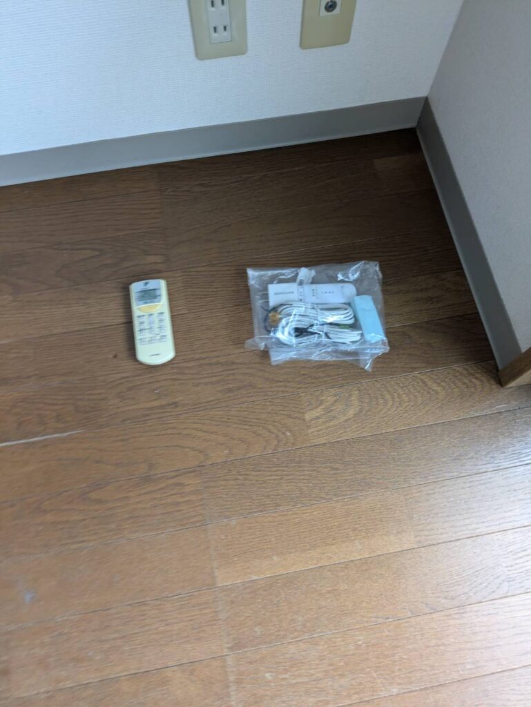 作業後：エアコンのリモコンと付属品は残しています