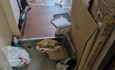 作業前:玄関から見たお部屋。ごみ袋や段ボールが散乱(練馬区東大泉)