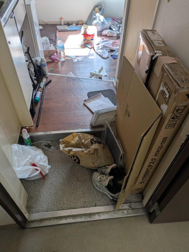 作業前:玄関から見たお部屋。ごみ袋や段ボールが散乱(練馬区東大泉)
