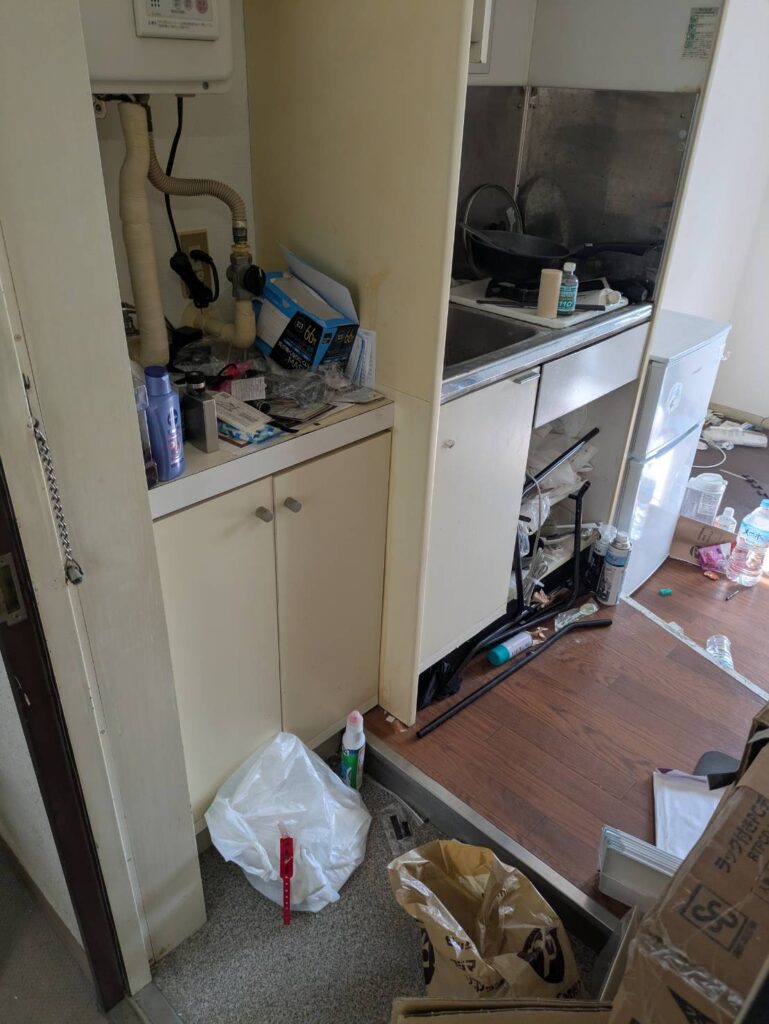作業前:キッチンまわりに残された日用品とごみ袋