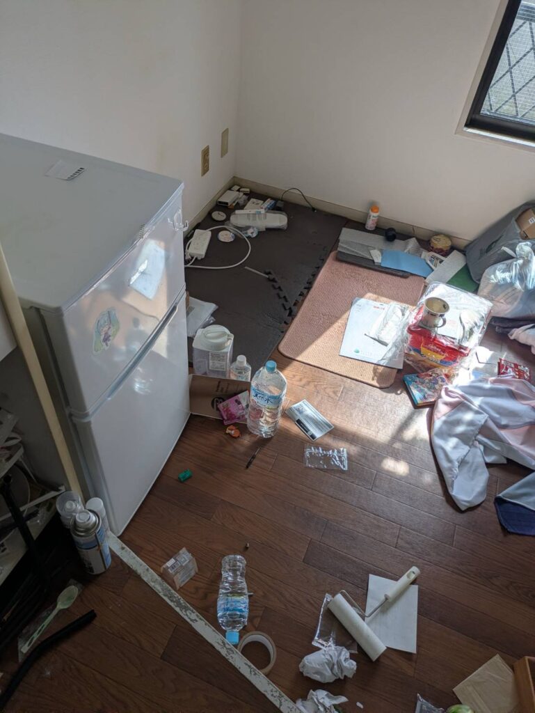 作業前:床に日用品や小物が散らばったお部屋