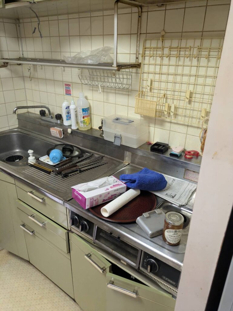 作業前:キッチンに残された調理器具と日用品