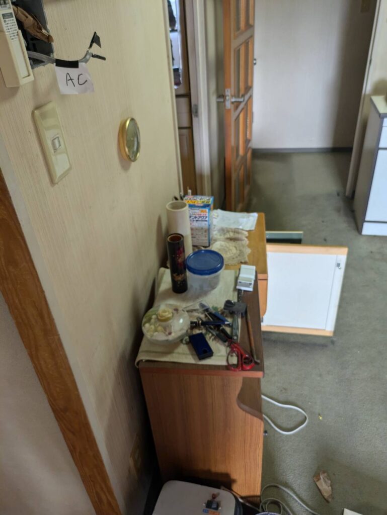 作業前:廊下に残された小さな棚と小物
