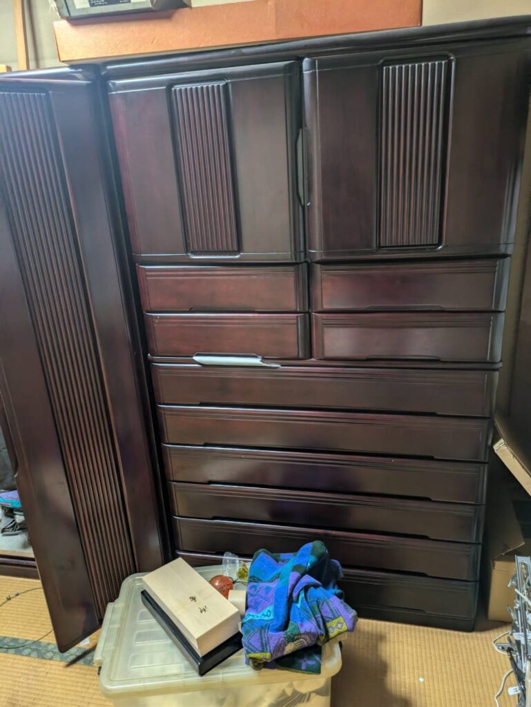 作業前:和室の大型の洋服タンス