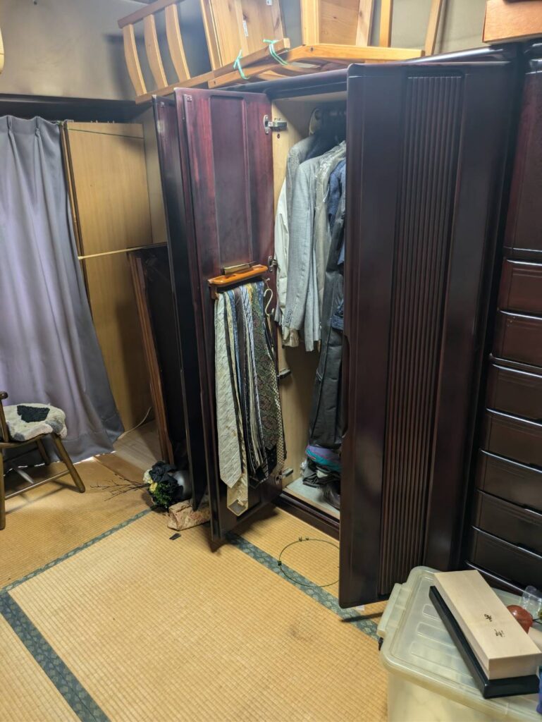作業前:洋服タンスの中に残された衣類