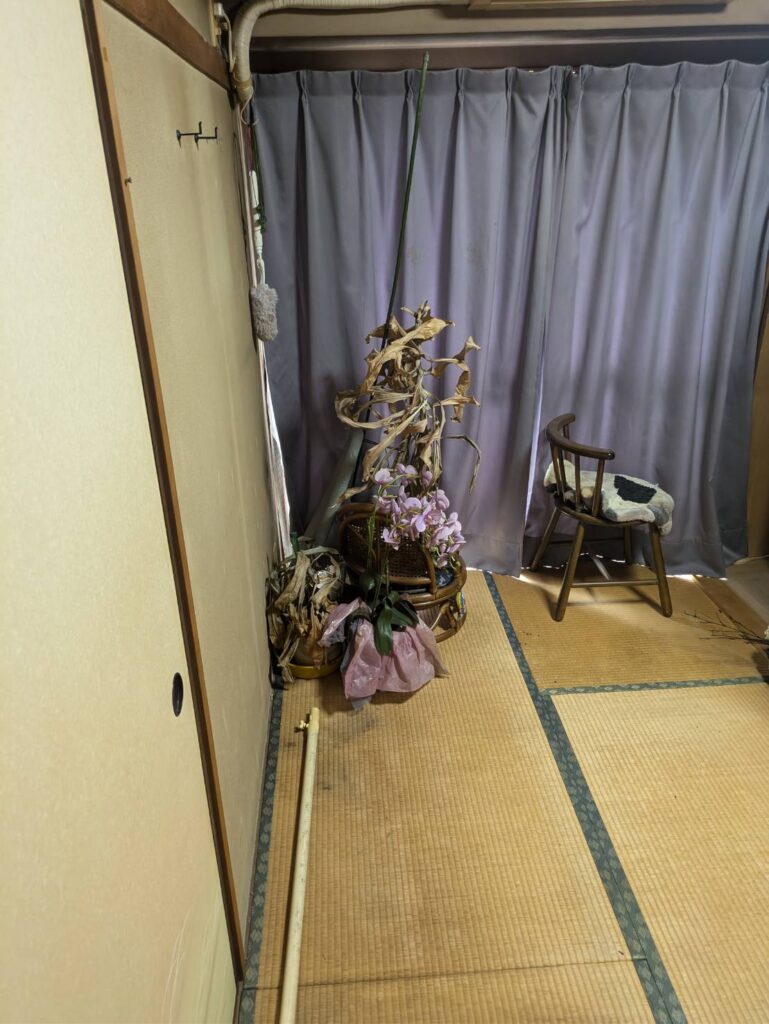 作業前:和室に残された椅子と飾り物