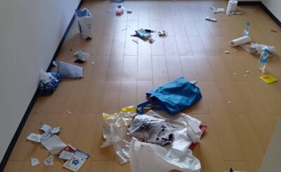作業前:床にごみ袋や日用品が散らかったお部屋(新宿区西早稲田)
