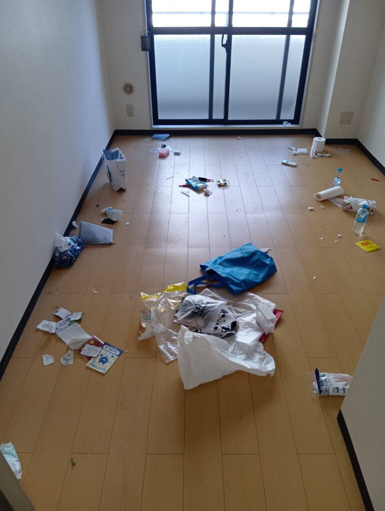 作業前：床にごみ袋や日用品が散らかったお部屋（新宿区西早稲田）