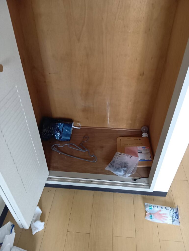 作業前：クローゼットに残された袋やケーブル類