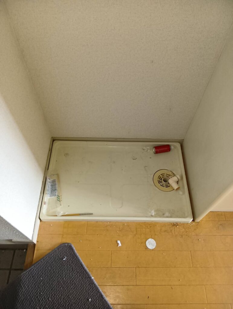 作業前：洗濯機置き場まわりに残された小物