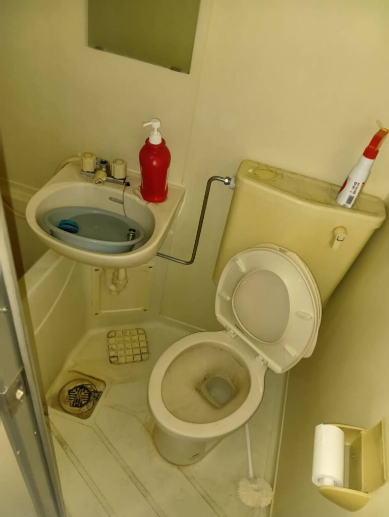 作業前：ユニットバスに残された洗剤などの日用品