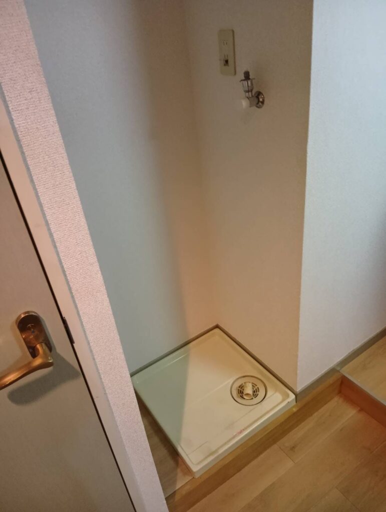 作業後：ドラム式洗濯機を運び出した洗濯機置き場